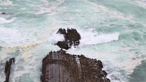 Wellen-Krachen-In-Zeitlupe-Auf-Felsen-An-Der-Nordatlantikküste-Portugals