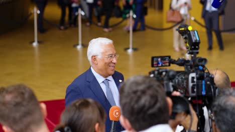 Der-Portugiesische-Premierminister-António-Costa-Gibt-Während-Des-Gipfeltreffens-Des-Europäischen-Rates-In-Brüssel,-Belgien,-Ein-Interview-–-Zeitlupenaufnahme