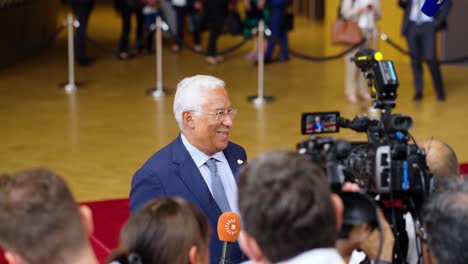 Primer-Ministro-De-Portugal,-António-Costa,-Dando-Una-Entrevista-Durante-La-Cumbre-Del-Consejo-Europeo-En-Bruselas,-Bélgica---Toma-En-Cámara-Lenta