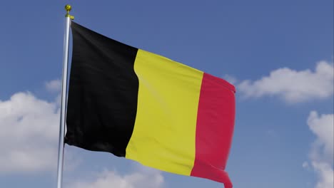 Bandera-De-Bélgica-Moviéndose-En-El-Viento-Con-Un-Cielo-Azul-Claro-En-El-Fondo,-Nubes-Moviéndose-Lentamente,-Asta-De-Bandera,-Cámara-Lenta