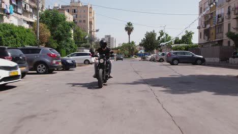 Harley-Fahrer-Macht-Lärm-In-Einem-Wohnviertel-–-Aufnahme-Eines-Lastwagens