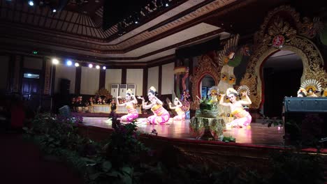Balinesische-Mädchen-Tanzen-Auf-Ihren-Knien.-Traditionelle-Bali-Tänzerinnen-In-Wunderschönen-Traditionellen-Batikkostümen-Und-Kopfschmuck