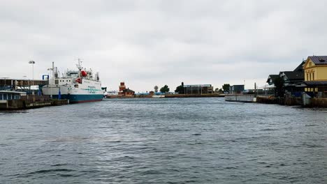 4k-60fps-Ansicht-Des-Hafens-Von-Helsingborg-In-Schweden-Mit-Fähren-Und-Passanten-–-Panoramaaufnahme