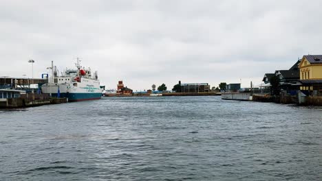 Vista-De-4k-60-Fps-Del-Puerto-De-Helsingborg-En-Suecia-Con-Ferries-Y-Gente-Caminando---Toma-Panorámica