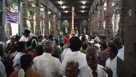 Eine-Menge-Hinduistischer-Gläubiger-Betet-In-Einem-Tempel