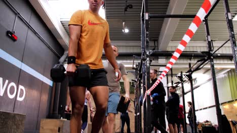 Muskulöser-Mann-Wählt-Hantel-Aus-Der-Reihe-Aus-Und-Bereitet-Sich-Auf-Den-Crossfit-Wettkampf-Vor