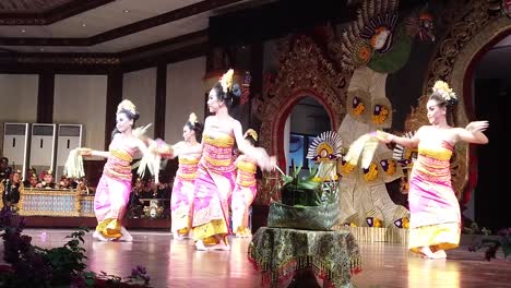 Las-Mujeres-Balinesas-Realizan-Danzas-Tradicionales-Indonesias,-Denpasar,-Trajes-Coloridos-Y-Música-Gamelan.