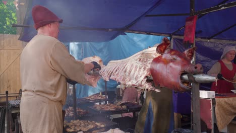 Mann-Entfernt-Fleisch-Von-Einem-Schwein