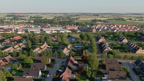Staffanstorp-Gemeinde-Von-Oben-Mit-Goldenen-Feldern-Und-Grünen-Sanften-Hügeln-Im-Hintergrund