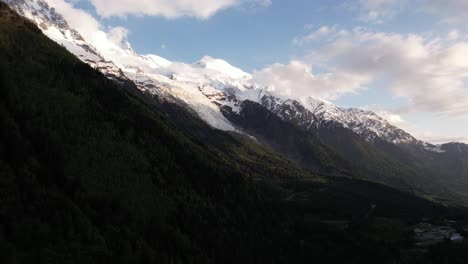 Picos-Nevados-Del-Mont-Blanc-En-Los-Alpes-Franceses-En-El-Soleado-Día-De-Primavera,-Disparo-De-Drones