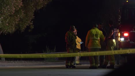 La-Policía-Y-Los-Bomberos-Investigan-La-Escena-Del-Accidente.