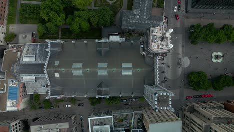 Drohnen-Luftaufnahme-Der-Mini-Nachbildung-Der-Notre-Dame-Kirche-In-Der-Altstadt-In-Der-Innenstadt-Von-Frankreich-Nach-Montreal,-Quebec,-Wo-Touristen-Strömen,-Um-Neben-Dem-Ikonischen-Bauwerk-Fotos-Zu-Machen