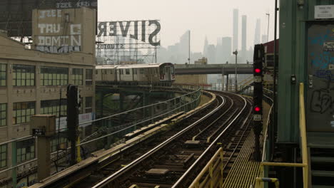 New-Yorker-U-Bahn-Auf-Erhöhter-Strecke-Mit-Der-Skyline-Von-Manhattan-In-Der-Ferne