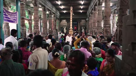 Indische-Hinduistische-Anhänger-Beten-In-Einem-Tempel