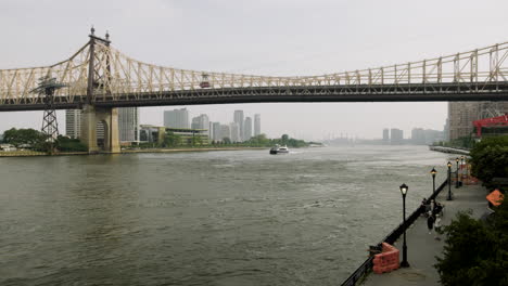 New-Yorks-East-River-Mit-Queensboro-Brücke-Und-Seilbahn