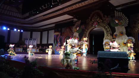 Balinesische-Tänzer-Führen-Legong-Tanz-Mit-Gamelan-Musik,-Indonesischer-Kultur-Und-Kunst-Auf-Der-Bühne-Auf