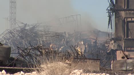 El-Sitio-De-Construcción-Continúa-Ardiendo-24-Horas-Después-De-La-Llamada-Inicial-De-Incendio.