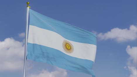 Bandera-Argentina-Moviéndose-En-El-Viento-Con-Un-Cielo-Azul-Claro-En-El-Fondo,-Nubes-Moviéndose-Lentamente,-Asta-De-Bandera,-Cámara-Lenta