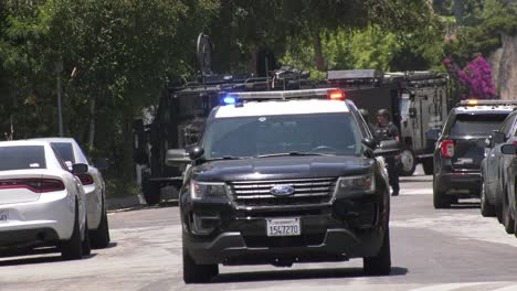 Coche-De-Policía-Conduce-Por-Las-Calles-De-La-Ciudad