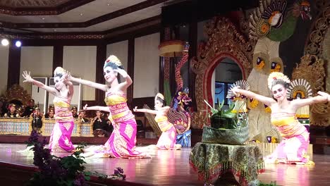 Hermosas-Mujeres-Realizan-Danza-Balinesa-Gabor,-Arte-Cultural-Tradicional-De-Bali-Indonesia,-Sudeste-Asiático-Con-Música-Gamelan