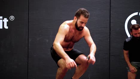 Nackter-Oberkörper,-Muskulöser-Mann,-Der-Auf-Die-Turnbox-Springt,-Während-Er-Sich-An-Einer-Crossfit-Herausforderung-Versucht