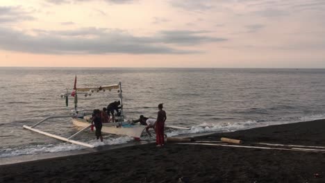 Traditionelles-Fischerboot-In-Indonesien,-Das-Sich-Auf-Die-Fahrt-Zum-Meer-Im-Norden-Balis-Vorbereitet