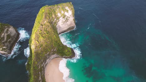 Luftaufnahme-Des-Wunderschönen-Kelingking-Strands,-Auch-Bekannt-Als-Cap-De-T-Rex-Klippe---Nusa-Penida,-Indonesien