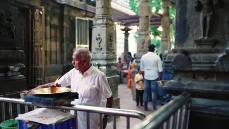 Hinduistischer-Alter-Mann,-Der-In-Einem-Tempel-Betet