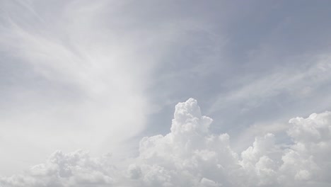 Klarer-Und-Sanft-Blauer-Himmel,-Entspannter-Tag,-Mildes-Und-Leichtes-Wetter,-Das-Eine-Weiße-Wolkenlandschaft-Bildet