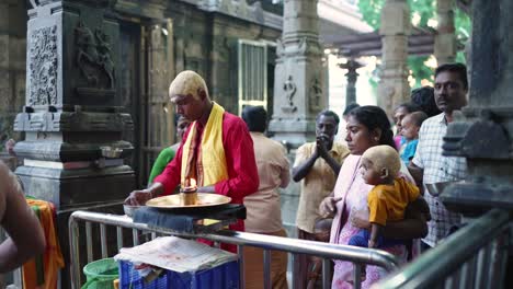 Hindu-Anhänger-Beten-In-Einem-Tempel