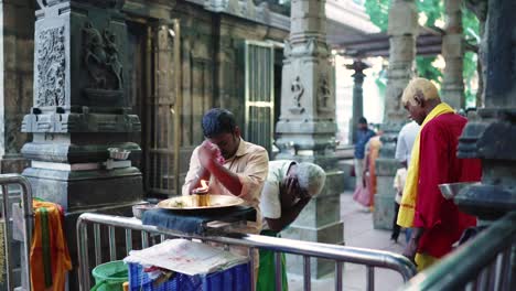 People-pray-inside-Dhandayuthapaniswamy-Temple-in-Palani,-Tamil-Nadu