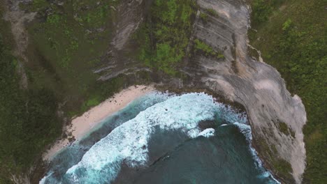 waves-crashing-in-the-cliff-of-Cap-de-T-rex-in-Nusa-Penida,-Indonesia
