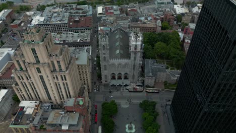 Nachbildung-Der-Basilika-Notre-Dame-Von-Frankreich-Nach-Kanada,-Eine-Kleinere-Version,-Drohnenaufnahme-Aus-Der-Luft,-Während-Touristen-Selfies-Machen-Und-Einen-Tag-Bevor-Der-Demütigende-Waldbrandsmog-In-Die-Stadt-Kam