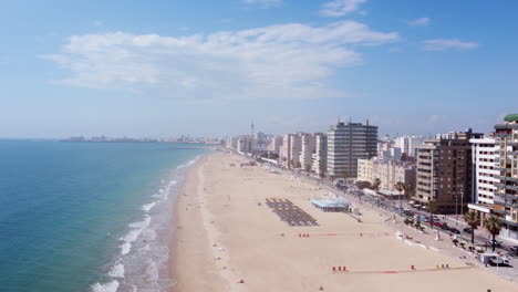 Playa-De-La-Victoria-–-Atemberaubender-Sandstrand,-Gesäumt-Von-Modernen-Gebäuden-In-Cadiz,-Spanien