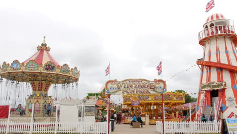 Feria-Británica-Vintage:-Paseos-En-Carrusel,-Norias,-Juegos-Nostálgicos-En-Un-Parque-De-Atracciones-De-Feria