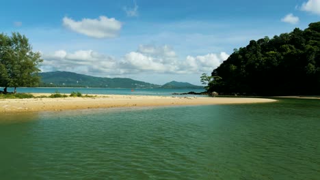 4K-Filmische-Naturluftaufnahmen-Einer-Drohne,-Die-An-Einem-Sonnigen-Tag-über-Den-Wunderschönen-Strand-Von-Bang-Tao-In-Phuket,-Thailand-Fliegt