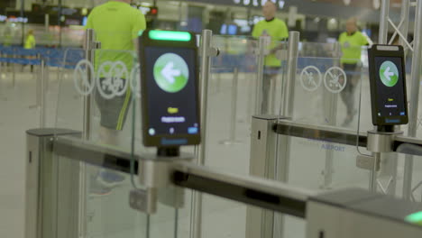 Wärmebildkameras-Am-Flughafen-Zur-Messung-Der-Temperatur-Von-Passagieren-Während-Einer-Coronavirus-Pandemie