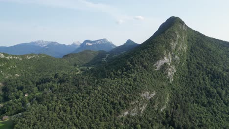 Französische-Alpen-In-Der-Nähe-Von-Annecy,-Bewaldete-Berge,-4K-Ansicht-Aus-Der-Luft