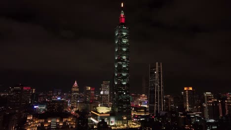 Vista-Aérea-Del-Horizonte-De-Iluminación-En-La-Ciudad-De-Taipei-Con-La-Famosa-Torre-101-Por-La-Noche---Plano-Panorámico