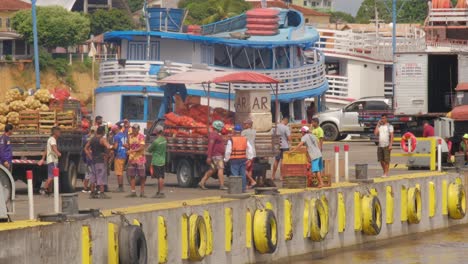 Trabajador-En-El-Puerto-Del-Centro-De-La-Selva-Amazónica-Descarga-El-Barco-De-Carga