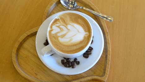 Café-Capuchino-Con-Arte-Latte-En-Forma-De-Corazón