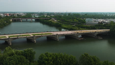 Indianapolis-Fußgängerbrücke-über-Den-Fluss-Tagsüber-In-Indiana,-Vereinigte-Staaten