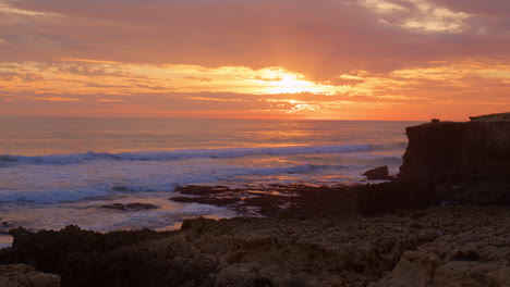 Malerischer-Sonnenuntergangsstrand-An-Der-Algarve,-Portugal---Breit