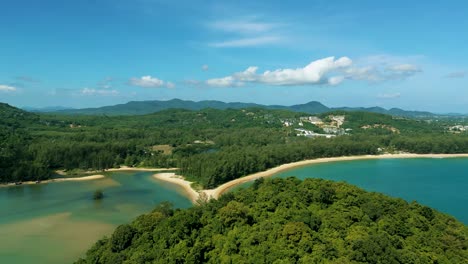 4K-Filmische-Naturluftaufnahmen-Einer-Drohne,-Die-An-Einem-Sonnigen-Tag-über-Den-Wunderschönen-Strand-Von-Bang-Tao-In-Phuket,-Thailand-Fliegt