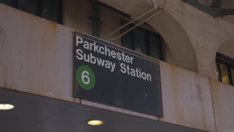 Cerca-De-Un-Cartel-De-La-Estación-De-Metro-De-Parkchester-En-El-Bronx,-Nueva-York