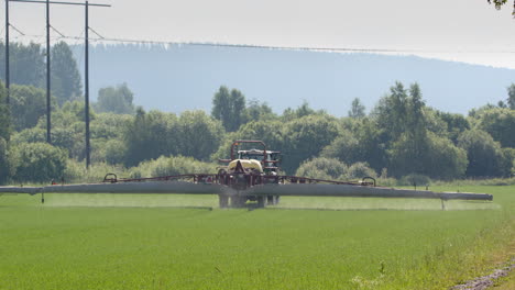 Fumigación-De-Cultivos-Con-Pesticidas-En-Tierras-Agrícolas-Con-Tractor-Pulverizador,-Posibilidad-Remota