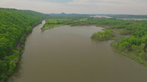 Panorama-Luftaufnahme-Des-Two-Rivers-Parks-Und-Der-Dichten-Vegetation-In-Der-Nähe-Von-Little-Rock-In-Arkansas,-USA