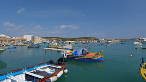 Ein-Kleines-Buntes-Lokales-Fischerboot,-Das-In-Einem-Fischereihafen-In-Zypern-Ankommt
