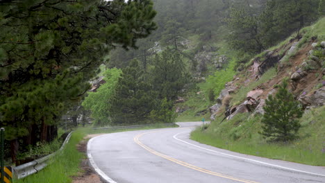 Ciclista-Y-Coche-En-Coche-Bajo-Una-Lluvia-Torrencial-En-El-Paso-De-Montaña,-Campo-De-Boulder