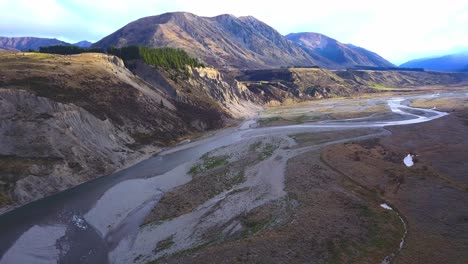 Eine-Fesselnde-Flugreise-Auf-Dem-Hope-River-In-Der-Nähe-Des-Lewis-Passes-Durch-Die-Bezaubernden-Landschaften-Neuseelands